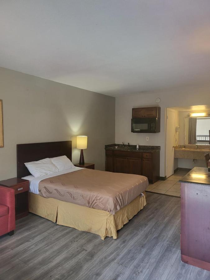 Baymont By Wyndham Williamsburg Hotel Buitenkant foto
